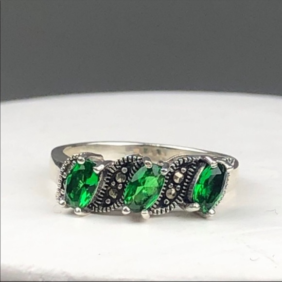 MARCASITE AND GREEN CZS RING - Picture 2 of 7